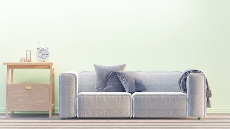 Sofá gris con mesita de madera